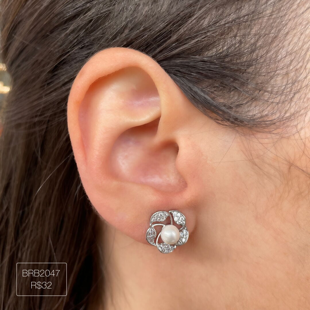 Brinco Flor P c/ Pérola Cravejada Cristal Prateado